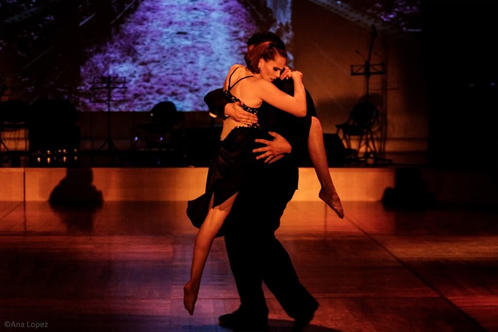 tango dancers, couple hugging